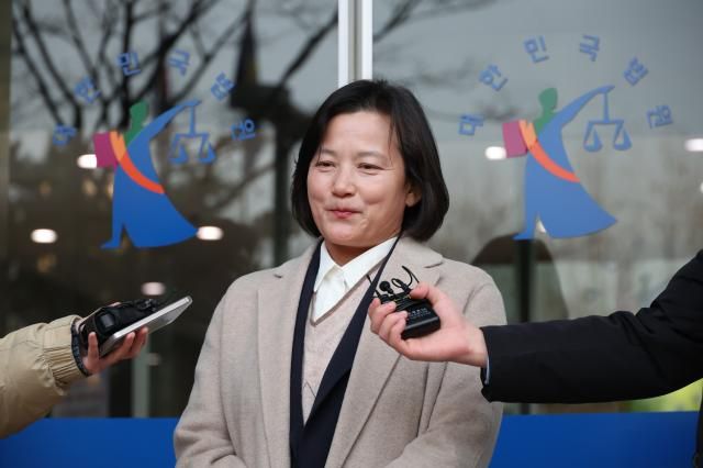 대검검사급검사장 보직에 있던 정유미 법무연수원 연구위원이 고검검사급차장·부장검사 보직인 대전고검 검사로 강등 발령 난 것과 관련해 정성호 법무부 장관을 상대로 인사명령 처분 취소 소송을 제기하기에 앞서 12일 서울 서초구 서울행정법원 앞에서 취재진의 질문에 답하고 있다 사진연합뉴스