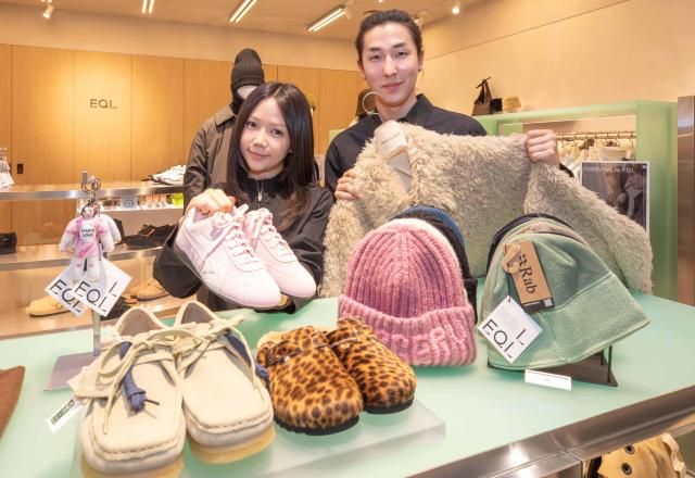 편집숍 EQL 매장 직원들이 12일 경기도 성남시 분당구에 위치한 현대백화점 판교점 4층 매장에서 상품을 소개하고 있다 사진현대백화점