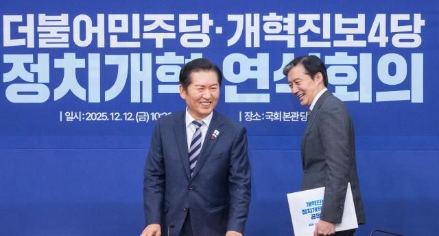  정청래 대표왼쪽와 조국혁신당 조국 대표가 12일 국회에서 열린 더불어민주당ㆍ개혁진보 4당 정치개혁 연석회의에 입장하고 있다 사진연합뉴스