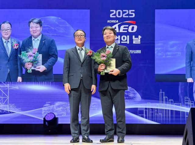 대한항공 AEO 총괄 책임 관리자인 문영성 대한항공 정비자재부 담당 상무오른쪽와 기우성 사단법인 한국AEO진흥협회장왼쪽이 기념촬영을 하는 모습 사진대한항공