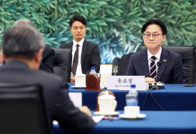 김정관 산업통상부 장관이 12일현지시간 중국 베이징 상무부에서 왕 원타오 중국 상무부 부장과 면담하고 있다 사진산업통상부