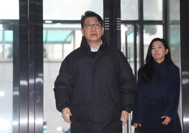 ‘쿠팡 일용직 노동자 퇴직금 미지급 사건 수사 과정에서 상관의 외압이 있었다고 폭로한 문지석 검사가 11일 서초동 안권섭 특별검사팀 사무실에 참고인 신분으로 출석하고 있다 사진연합뉴스