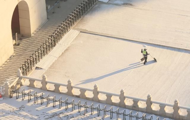 지난 5일 서울 경복궁에서 관계자가 눈을 치우고 있다 사진연합뉴스