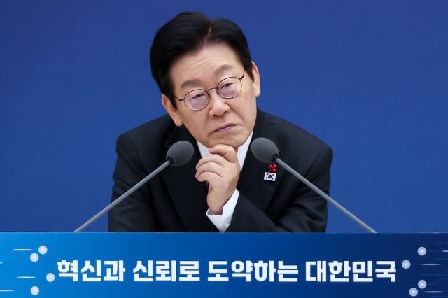 이재명 대통령이 12일 세종시 정부세종컨벤션센터에서 열린 과학기술정보통신부ㆍ개인정보보호위원회 업무보고에서 참석자 발언을 듣고 있다사진연합뉴스