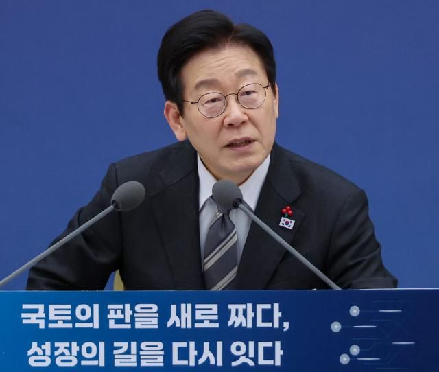  이재명 대통령이 12일 세종시 정부세종컨벤션센터에서 열린 국토교통부 업무보고에서 발언하고 있다사진연합뉴스