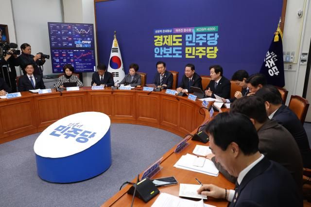 정청래 더불어민주당 대표가 12일 국회에서 열린 최고위원회의에서 발언하고 있다 사진연합뉴스