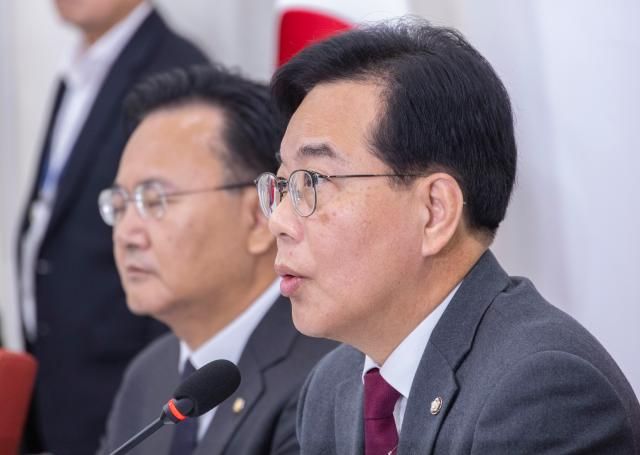 송언석 국민의힘 원내대표가 지난 12일 국회에서 열린 기자간담회에서 통일교 금품수수 의혹에 대한 특별검사 추진에 대해 말하고 있다 사진연합뉴스