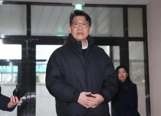 쿠팡 일용직 노동자 퇴직금 미지급 사건 수사 과정에서 상관의 외압이 있었다고 폭로한 문지석 검사가 11일 서울 서초구 안권섭 특별검사팀 사무실에 참고인 신분으로 출석하고 있다 사진연합뉴스