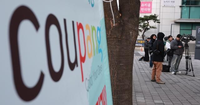 경찰 정보유출 쿠팡 압수수색 강제수사 서울연합뉴스 한종찬 기자 경찰이 고객 3천370만명의 개인정보가 유출된 쿠팡에 대한 강제 수사에 나섰다 9일 연합뉴스 취재를 종합하면 서울경찰청 사이버수사과는 이날 오전 총경급 과장 등 17명을 투입해 송파구 쿠팡 본사 사무실을 압수수색 중이다 사진은 이날 오후 압수수색이 진행중인 본사 사무실 앞 대기중인 취재진 2025129 sabaynacokr2025-12-09 143740 저작권자 ⓒ ㈜연합뉴스 무단 전재 재배포 금지 AI 학습 및 활용 금지저작권자 ⓒ ㈜연합뉴스 무단 전재 재배포 금지 AI 학습 및 활용 금지