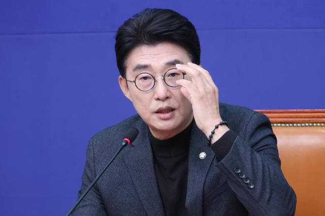 더불어민주당 언론개혁특위 간사인 노종면 의원이 14일 서울 여의도 국회에서 정보통신망법 개정안에 대해 설명하는 기자간담회를 하고 있다사진연합뉴스