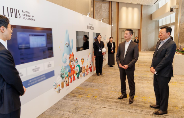 신동빈 롯데 회장과 이돈태 롯데지주 디자인실장오른쪽 두번째이 지난 12일 서울 잠실 롯데월드타워에서 열린 2025 롯데 디자인전략회의에서 롯데 디자인 전략 및 혁신 사례 전시 부스를 살펴보고 있다 사진롯데