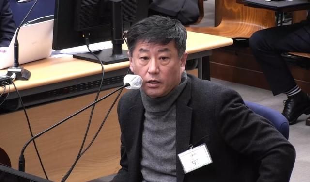 12·3 비상계엄을 모의했다는 의혹을 받는 노상원 전 국군정보사령관이 지난 8일 서울중앙지법에서 열린 윤석열 전 대통령의 내란 우두머리 직권남용 권리행사방해 혐의 사건 속행 공판에서 증인 신문에 답하고 있다 사진연합뉴스