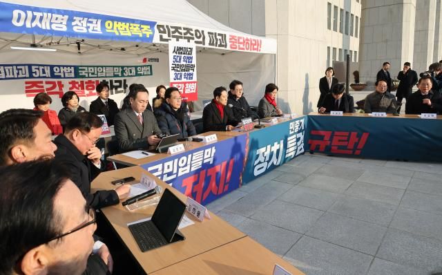 장동혁 국민의힘 대표가 15일 서울 여의도 국회 본청 앞 더불어민주당의 쟁점 법안 추진을 저지하기 위한 천막 농성장에서 열린 최고위원회의에서 발언하고 있다 사진연합뉴스