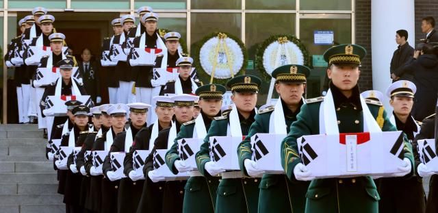국군의장대가 15일 서울 동작구 서울현충원 현충관에서 열린 625 전사자 발굴 유해 합동봉안식에서 영현을 봉송하고 있다 사진연합뉴스