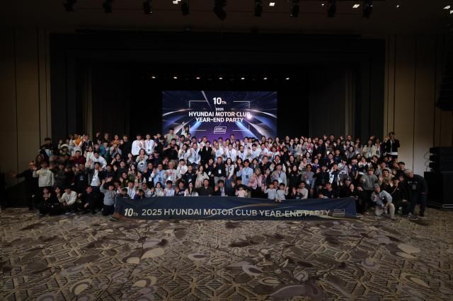 지난 13일부터 14일까지 1박 2일 동안 열린 현대모터클럽 출범 10주년 행사에서 참가자들이 기념 촬영을 하는 모습 사진현대차
