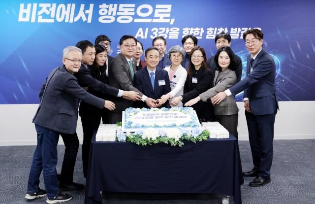 15일 오후 서울 중구 서울스퀘어에서 열린 국가인공지능전략위원회 출범 100일 기자간담회에서 임문영 부위원장과 참석자들이 100일 기념 떡 케이크 커팅식을 하고 있다 사진연합뉴스
