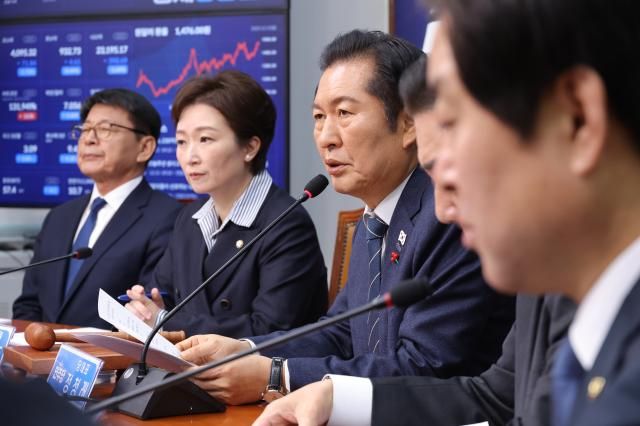 정청래 더불어민주당 대표가 15일 서울 여의도 국회에서 열린 최고위원회의에서 발언하고 있다 사진연합뉴스