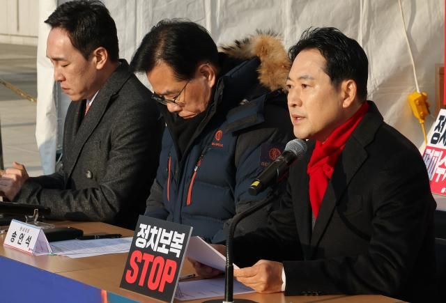 장동혁 국민의힘 대표오른쪽가 15일 국회 본청 앞 천막 농성장에서 열린 최고위원회의에서 발언하고 있다 사진연합뉴스