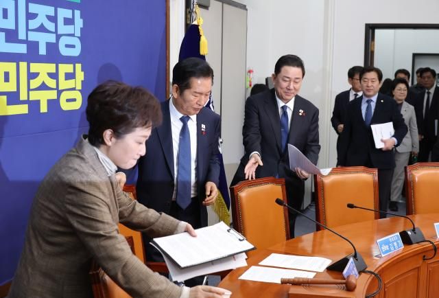 더불어민주당 정청래 대표와 김병기 원내대표를 비롯한 당 지도부들이 지난 8일 서울 여의도 국회에서 열린 최고위원회의에 입장해 자리에 앉고 있다사진연합뉴스