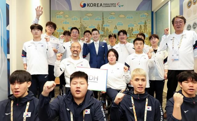 배동현 이사장이 격려금을 전달한 후 대한민국 선수단과 함께 기념사진을 촬영하고 있다 사진BDH재단 제공 