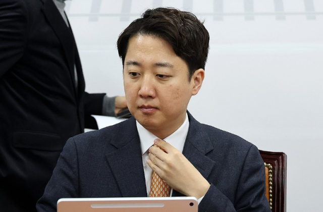 이준석 개혁신당 대표가 15일 국회에서 열린 최고위원회의에 앞서 넥타이를 고쳐 매고 있다 사진연합뉴스