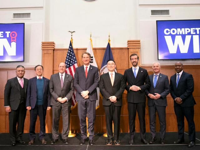 12일현지시각 버지니아주 체사피크Chesapeake시 희토류 자석 공장 투자 발표에서 폴 대버Paul Dabbar 미국 상무부 차관 글렌 영킨Glenn Youngkin 버지니아 주지사 구본규 LS전선 대표왼쪽 3번째부터 등 참석자들이 기념촬영을 하고 있다 사진LS전선