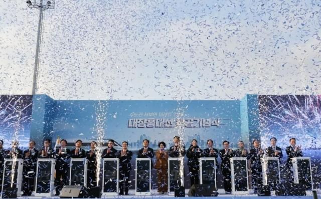 15일 경기도 부천시 오정대공원 축구장에서 열린 부천 대장홍대선 착공 기념식에서 김동연 경기도지사 등 참석자들이 세리머니를 하고 있다 사진연합뉴스