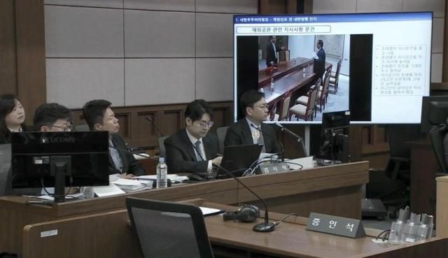 지난 10월 13일 서울중앙지법에서 열린 한덕수 전 국무총리에 대한 내란 우두머리 방조 혐의 등 2차 공판에서 12·3 비상계엄 당시 대통령실 CCTV 영상이 공개되고 있다 사진서울중앙지법