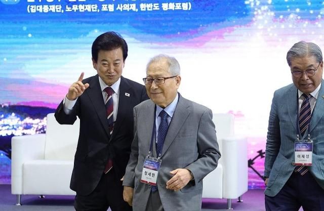 정동영 통일부 장관왼쪽이 지난 9월 19일 오전 경기도 파주시 캠프 그리브스에서 열린 919 평양공동선언 7주년 기념 행사에서 토론회를 마친 뒤 정세현 전 통일부장관과 대화를 나누며 이동하고 있다 오른쪽은 이재정 전 통일부장관 사진연합뉴스