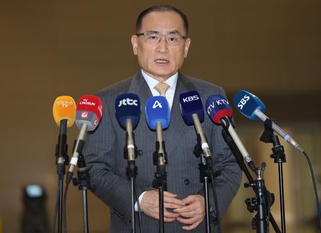 위성락 국가안보실장이 한미 정상회담 후속 조치 방안 논의를 위해 16일 인천국제공항 2터미널을 통해 미국으로 출국하며 취재진 질문에 답하고 있다 사진연합뉴스