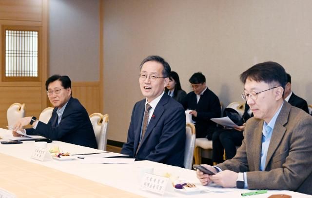 이형일 기획재정부 차관가운데이 16일 오전 서울 종로구 정부서울청사에서 열린 주요 수출기업 간담회를 주재 모두발언을 하고 있다 사진기획재정부