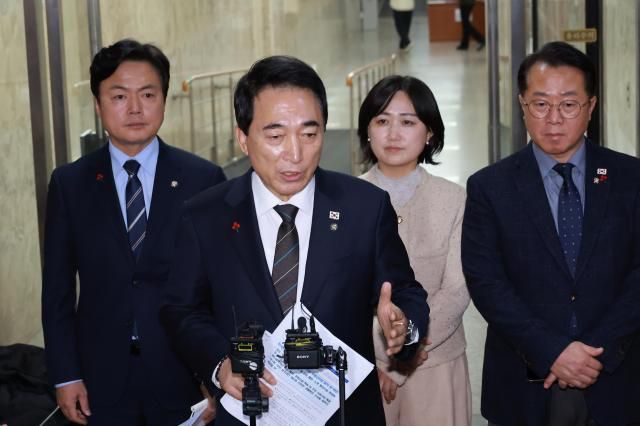 박수현 더불어민주당 수석대변인이 16일 국회에서 열린 비공개 의원총회를 마치고 회의 결과를 브리핑하고 있다 사진연합뉴스 