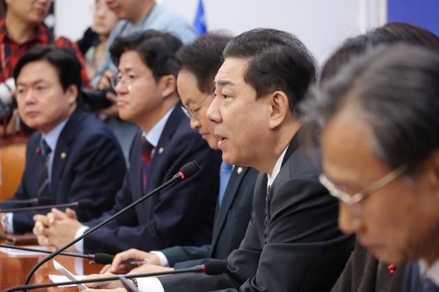 더불어민주당 김병기 원내대표가 16일 서울 여의도 국회에서 열린 원내대책회의에서 발언하고 있다 