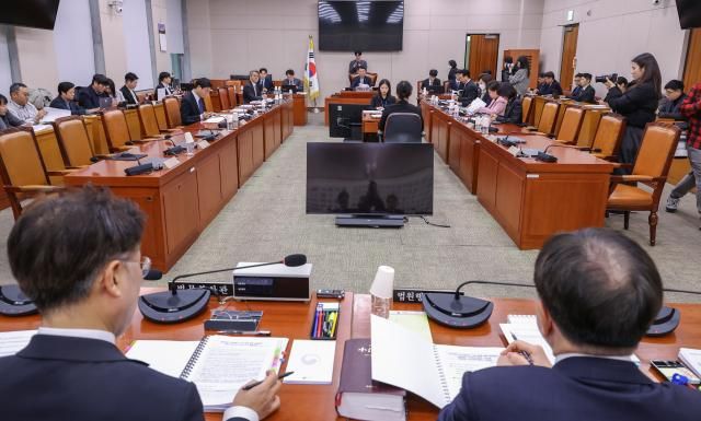 국회 법제사법위원회 법안심사제1소위원회 위원장인 더불어민주당 김용민 의원이 16일 국회에서 열린 소위에서 안건을 설명하고 있다사진연합뉴스