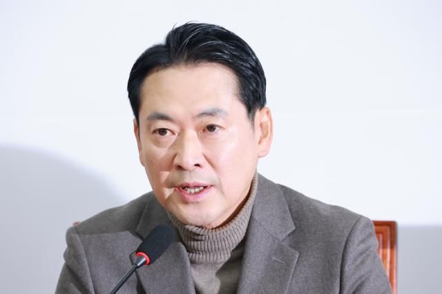 장동혁 국민의힘 대표가 16일 국회에서 제프 로빈슨 주한호주대사를 만나 인사말하고 있다 사진연합뉴스