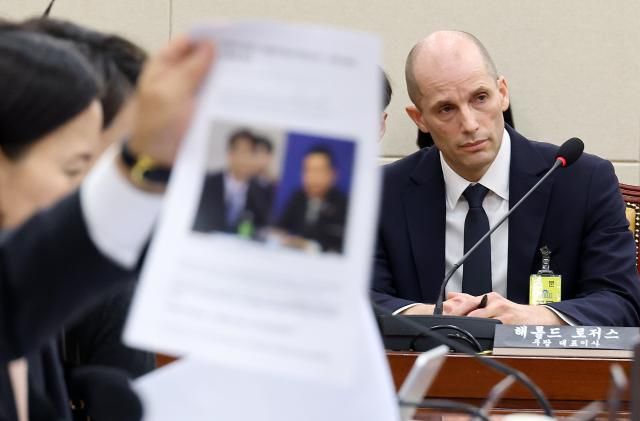 CEO 빠진 쿠팡 청문회…도마 오른 오찬 회동 서울연합뉴스 이동해 기자 17일 국회 과학기술정보방송통신위원회에서 열린 쿠팡 침해사고 관련 청문회에서 국민의힘 의원들이 더불어민주당 김병기 원내대표와 쿠팡 대표 간 오찬과 관련해 김 원내대표의 증인 출석을 요구하며 최민희 위원장에게 항의하는 가운데 해롤드 로저스 쿠팡 대표이사가 참석해 있다 20251217 eastseaynacokr2025-12-17 115714 저작권자 ⓒ ㈜연합뉴스 무단 전재 재배포 금지 AI 학습 및 활용 금지저작권자 ⓒ ㈜연합뉴스 무단 전재 재배포 금지 AI 학습 및 활용 금지