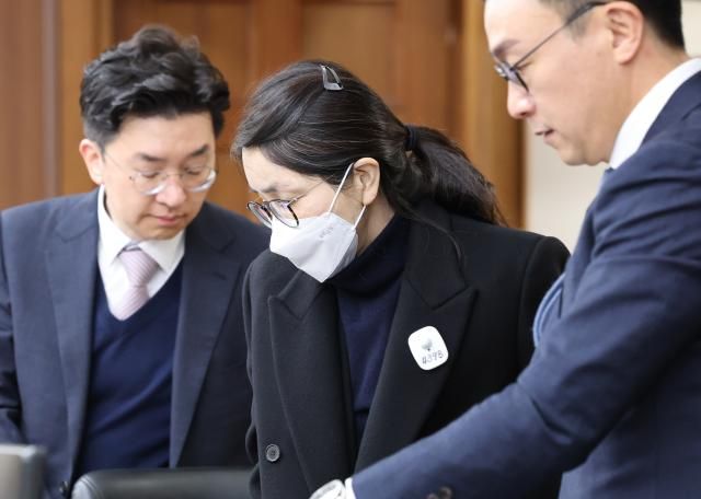 김건희 결심 공판 출석 서울연합뉴스 도이치모터스 주가조작과 명태균 공천개입 통일교 청탁·뇌물 수수 의혹 혐의 등으로 구속기소 된 김건희 여사가 3일 서울 서초구 서울중앙지방법원에서 열린 자본시장법 위반 혐의 결심 공판에 출석하고 있다 2025123 사진공동취재단 photoynacokr2025-12-03 104316 저작권자 ⓒ ㈜연합뉴스 무단 전재 재배포 금지 AI 학습 및 활용 금지저작권자 ⓒ ㈜연합뉴스 무단 전재 재배포 금지 AI 학습 및 활용 금지