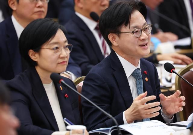 김정관 산업통상자원부 장관이 17일 정부세종컨벤션센터에서 이재명 대통령에게 업무보고를 하고 있다 왼쪽은 한성숙 중소벤처기업부 장관 사진연합뉴스