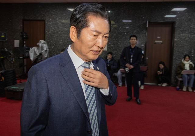 더불어민주당 정청래 대표가 내란 전담재판부 추진 논의를 위해 지난 16일 국회에서 열린 민주당 의원 총회에 입장하고 있다사진연합뉴스