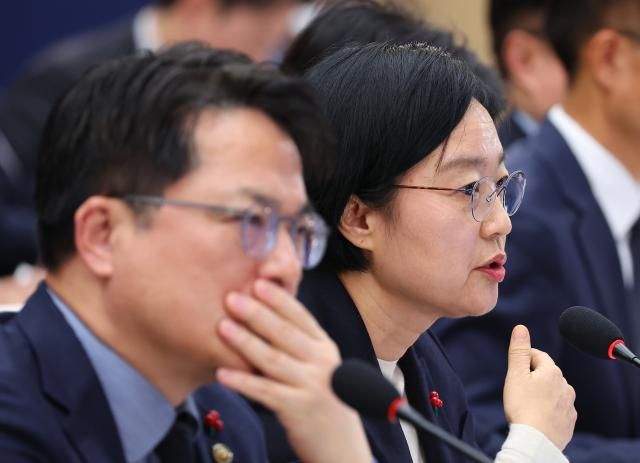 한성숙 중소벤처기업부 장관이 17일 정부세종컨벤션센터에서 이재명 대통령에게 업무보고를 하고 있다 사진연합뉴스