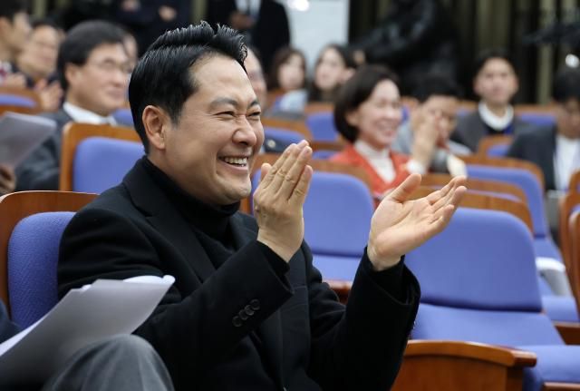 장동혁 국민의힘 대표가 17일 국회에서 열린 정책 의원총회에서 손뼉 치고 있다 사진연합뉴스