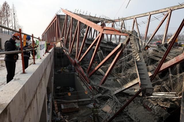 11일 오후 광주 서구 치평동 광주대표도서관 건립공사장에서 붕괴 사고가 발생해 소방대원들이 매몰자 구조 작업을 벌이고 있다 20251211 사진연합뉴스