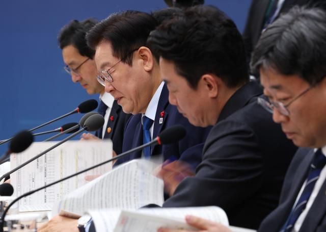 자료 살펴보는 이재명 대통령 세종연합뉴스 김도훈 기자 이재명 대통령이 17일 정부세종컨벤션센터에서 열린 산업부·중기부·지재처 업무보고에서 자료를 살펴보고 있다 20251217 superdoo82ynacokr2025-12-17 125204 저작권자 ⓒ ㈜연합뉴스 무단 전재 재배포 금지 AI 학습 및 활용 금지저작권자 ⓒ ㈜연합뉴스 무단 전재 재배포 금지 AI 학습 및 활용 금지