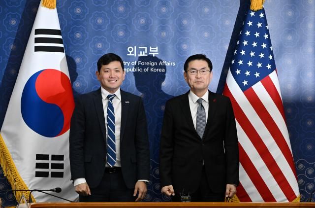 정연두 외교전략정보본부장오른쪽과 케빈 김 주한미국대사대리가 16일 서울 종로구 외교부 청사에서 열린 한·미 정상회담 조인트 팩트시트공동설명자료 후속 협의에서 포즈를 취하고 있다 사진연합뉴스