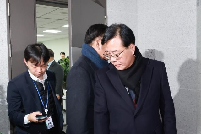 민중기 특별검사팀의 로저비비에 클러치백 수수 의혹과 관련해 김기현 국민의힘 의원실과 자택 등에 대해 압수수색에 착수한 17일 국회 의원회관 내 김 의원 사무실에서 송언석 원내대표가 방문을 마치고 나오고 있다 사진연합뉴스