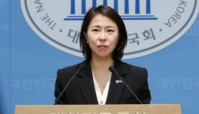 서울연합뉴스 김주성 기자 더불어민주당 김한나 서울시당 윤리심판위원이 2일 서울 여의도 국회 소통관에서 종교단체 경선 동원 의혹에 대한 진상조사 결과를 발표하고 있다 2025102 utzzaynacokr 