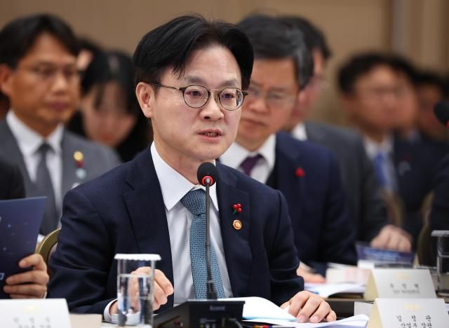 김정관 산업통상자원부 장관이 17일 정부세종컨벤션센터에서 이재명 대통령에게 업무보고를 하고 있다 사진연합뉴스