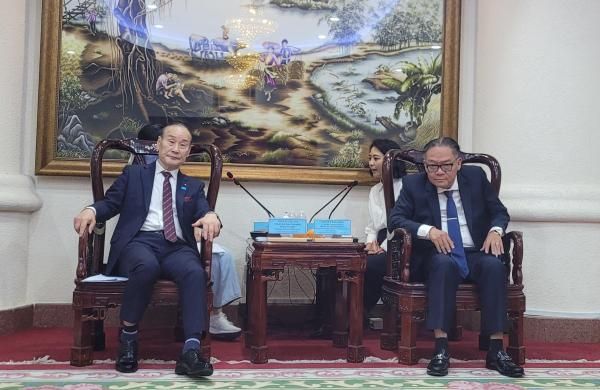 최병오 한국섬유산업연합회 회장왼쪽이 17일 베트남 동나이성을 방문해 응우옌 낌 롱 부성장과 면담을 가졌다 사진한국섬유산업연합회