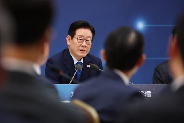 이재명 대통령 부처 업무보고 발언 세종연합뉴스 김도훈 기자 이재명 대통령이 17일 정부세종컨벤션센터에서 열린 산업부·지식재산처·중소벤처기업부 업무보고에서 발언하고 있다 20251217 superdoo82ynacokr2025-12-17 095449 저작권자 ⓒ ㈜연합뉴스 무단 전재 재배포 금지 AI 학습 및 활용 금지저작권자 ⓒ ㈜연합뉴스 무단 전재 재배포 금지 AI 학습 및 활용 금지