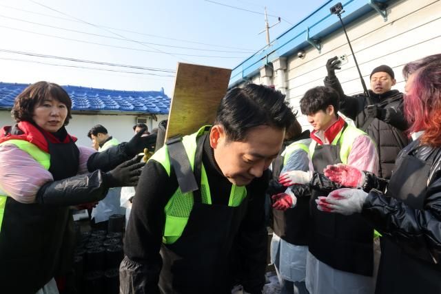 장동혁 국민의힘 대표가 17일 경기 고양시 화전마을에서 연탄봉사를 하고 있다 사진연합뉴스